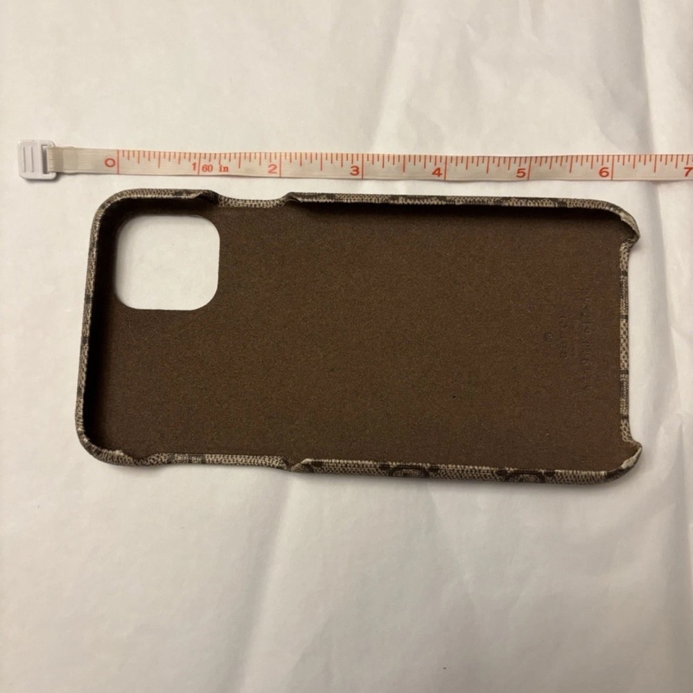 Authentic Gucci Beige GG with Apple design.  Designer iPhone Case iPhone 11 Pro - Picture 10 of 12